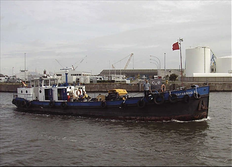 Die Hanseslop VI auf dem Wasser.