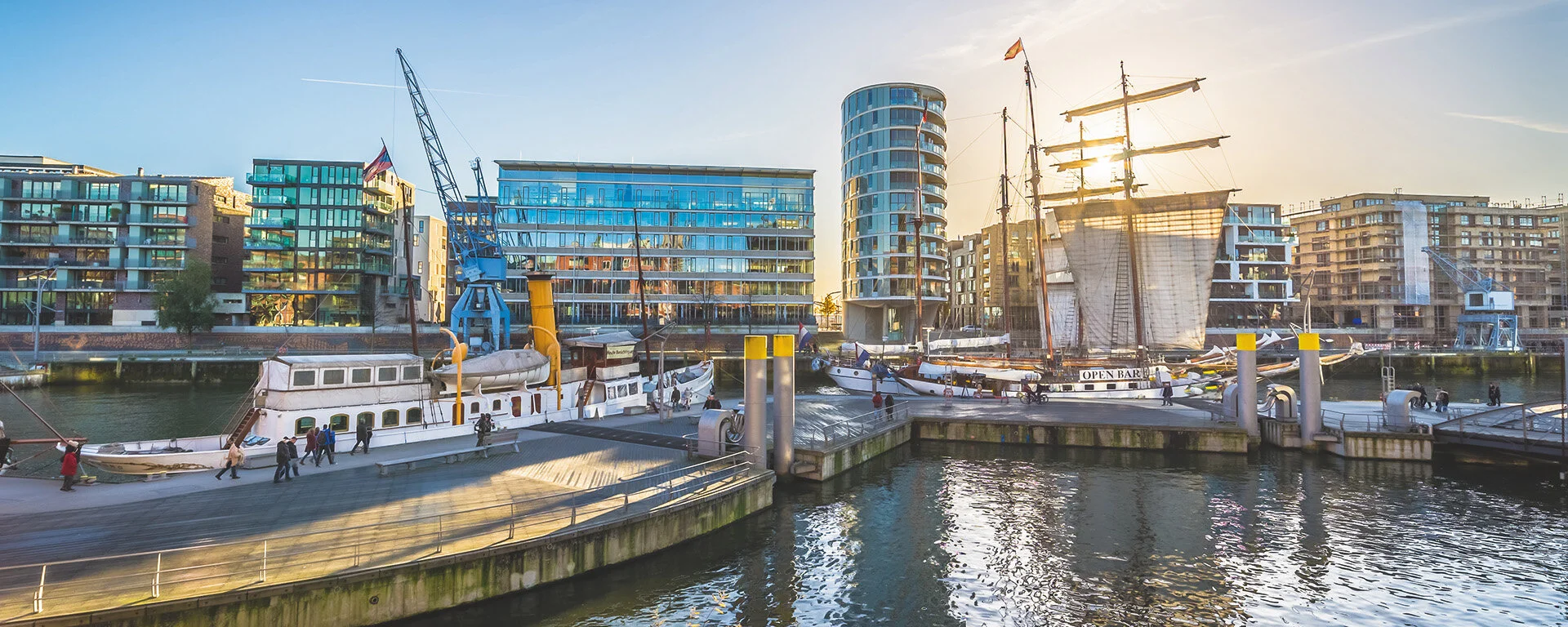 Hamburger Hafencity bei Sonnenuntergang