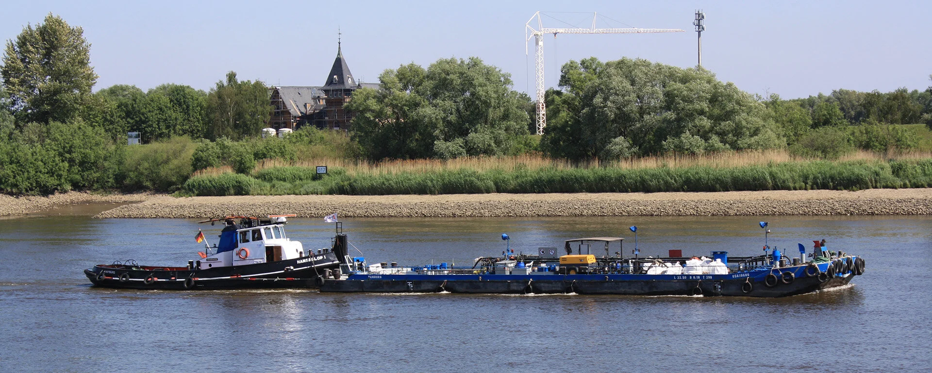 Schiff der Hamburger Schiffsentsorger auf dem Wasser.